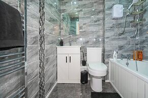 2 Bed-sleeps 4-private Garden- Free Parking