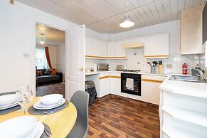 2 Bed-sleeps 4-private Garden- Free Parking