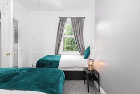 2 Bed House/families/contractors/free Parking