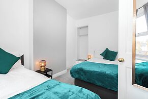 2 Bed House/families/contractors/free Parking