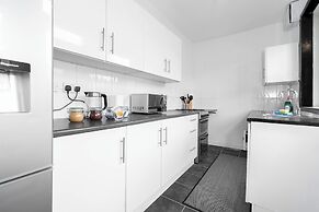 2 Bed House/families/contractors/free Parking