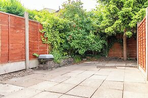 2 Bed House/families/contractors/free Parking