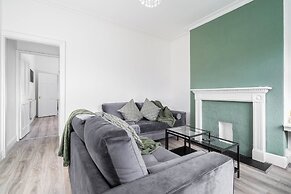 2 Bed House/families/contractors/free Parking