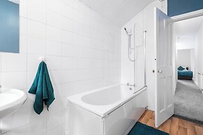 2 Bed House/families/contractors/free Parking