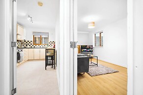Cosy 2 bed Apt With Free Parking by Oldbury