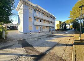 Luminous Apartment Near Lido dei Pini - Beahost