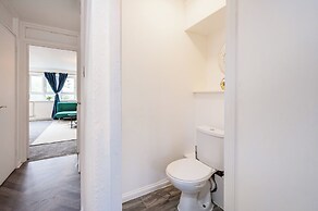 Nice 2-bed flat near earls court