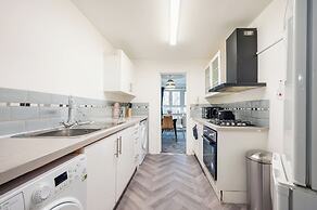 Nice 2-bed flat near earls court