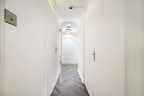 Nice 2-bed flat near earls court