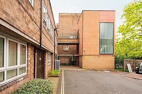 Nice 2-bed flat near earls court