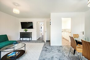 Nice 2-bed flat near earls court