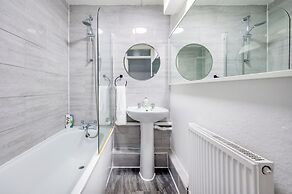 Nice 2-bed flat near earls court