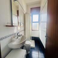 Lovely Apartment With Sunny Balcony - Beahost