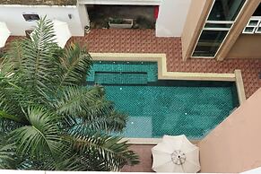 6-32 - 1 Bdr Condo With Balcony and Shared Pool