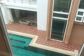 6-32 - 1 Bdr Condo With Balcony and Shared Pool