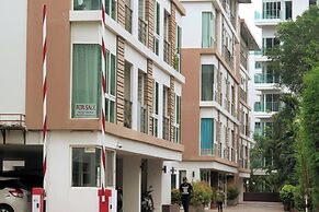 6-32 - 1 Bdr Condo With Balcony and Shared Pool