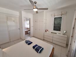 Cyprus Townhouse/ Queen Bed/ Pool/ Patio/air/freep