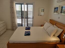 Cyprus Townhouse/ Queen Bed/ Pool/ Patio/air/freep