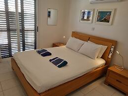 Cyprus Townhouse/ Queen Bed/ Pool/ Patio/air/freep