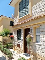 Cyprus Townhouse/ Queen Bed/ Pool/ Patio/air/freep