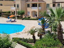 Cyprus Townhouse/ Queen Bed/ Pool/ Patio/air/freep