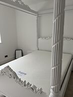 The Hidden Cottage Near Manchester Airport