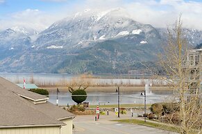 Harmony Haven 2BR Lakefront Suite