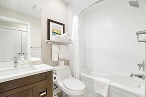 Harmony Haven 2BR Lakefront Suite