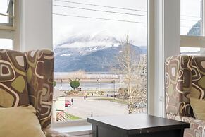 Harmony Haven 2BR Lakefront Suite