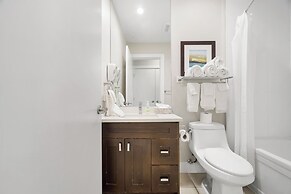 Harmony Haven 2BR Lakefront Suite