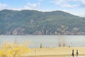 Harmony Haven 2BR Lakefront Suite