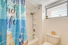 Kailua-kona Condo w/ Balcony: Walk to the Beach!
