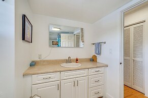 Kailua-kona Condo w/ Balcony: Walk to the Beach!
