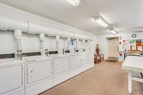Kailua-kona Condo w/ Balcony: Walk to the Beach!