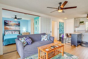 Kailua-kona Condo w/ Balcony: Walk to the Beach!