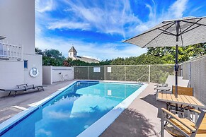 Kailua-kona Condo w/ Balcony: Walk to the Beach!