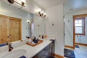 Hot Tub & Fire Pit: Cle Elum Escape!