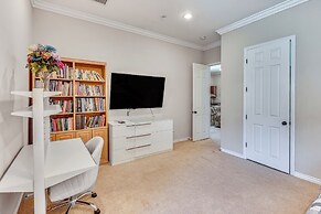 Riverside Triplex 10 Mi to Dtwn: Great for Groups