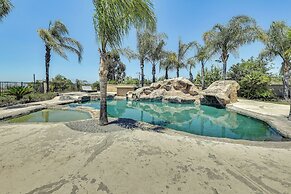 Riverside Triplex 10 Mi to Dtwn: Great for Groups