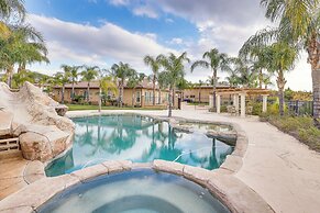 Riverside Triplex 10 Mi to Dtwn: Great for Groups