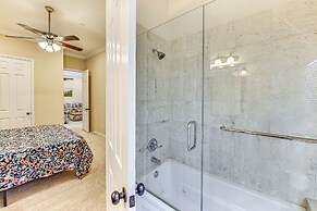 Riverside Triplex 10 Mi to Dtwn: Great for Groups