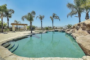 Riverside Triplex 10 Mi to Dtwn: Great for Groups