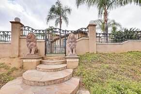 Riverside Triplex 10 Mi to Dtwn: Great for Groups