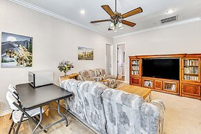 Riverside Triplex 10 Mi to Dtwn: Great for Groups