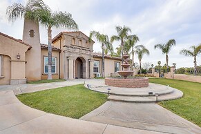 Riverside Triplex 10 Mi to Dtwn: Great for Groups