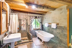 4 Mi to Historic District: Calico Rock Cabin!