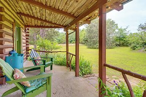 4 Mi to Historic District: Calico Rock Cabin!