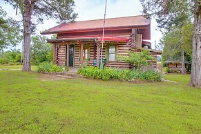 4 Mi to Historic District: Calico Rock Cabin!
