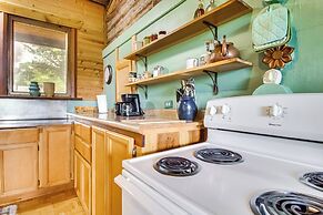 4 Mi to Historic District: Calico Rock Cabin!