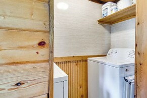 4 Mi to Historic District: Calico Rock Cabin!